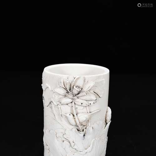 Carved lotus pond and grain brush pot 10 * 7.5 cm