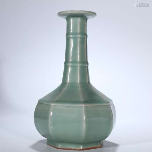 Longquan eight square bottle plum green.27 size 16 cm wide