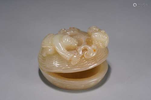 : hetian jade spring show animal carvingsLength: 5.9 cm. Wid...