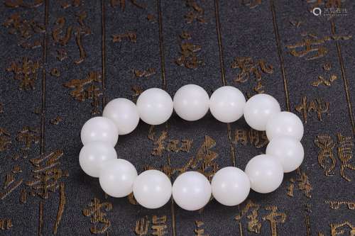 Fourteen: hetian jade hand stringDiameter of 1.5 cm weighs 8...