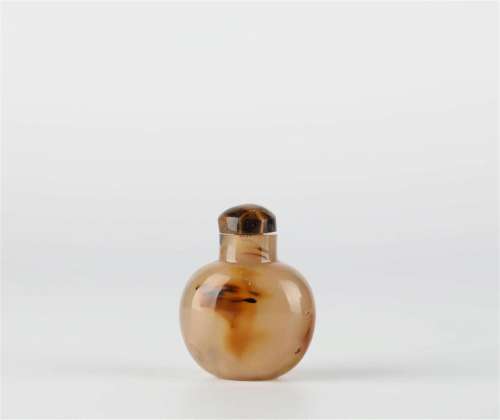 Chinese agate carved snuff bottle, 19th century