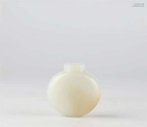 Chinese Hotan jade snuff bottle, 19th century