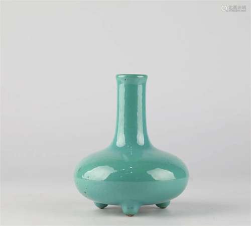 Chinese turquoise green glaze porcelain vase, 17th century