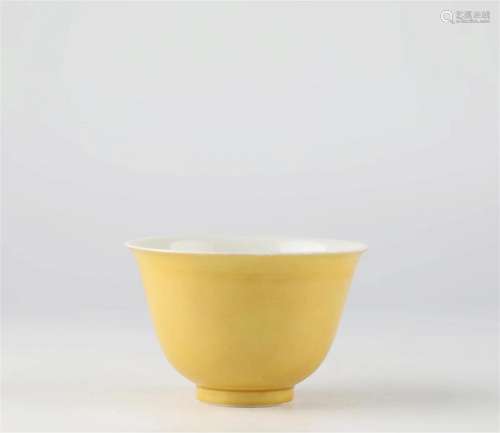 Chinese yellow glazed porcelain cup, 17th century