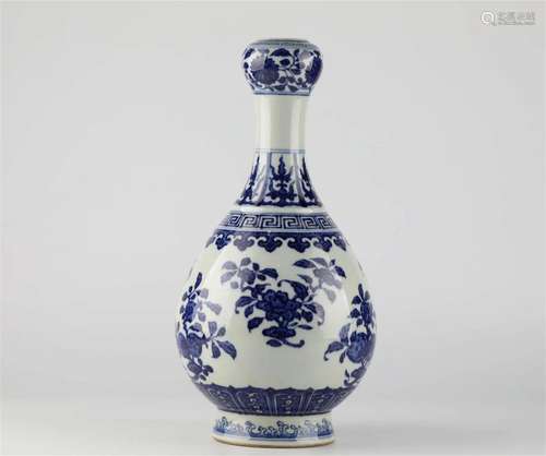 Chinese blue and white glazed porcelain vase, 18th century