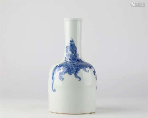 Chinese blue and white glazed porcelain vase, 17th century