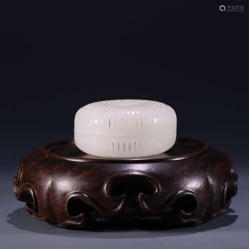 Hetian jade sweet bursaDiameter of 4.8 cm. 2.4 cm high. Weig...