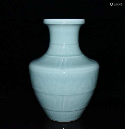 Sky blue glaze carving of the reward bottle 31 x21. 5 cm. 90...