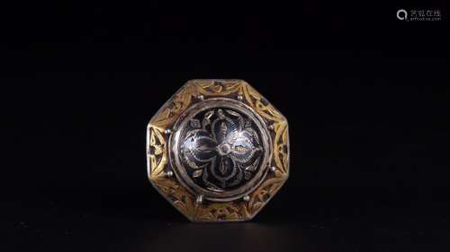 : ring of gold or silverSize: diameter 2.0 cm weighs 38.6 g.