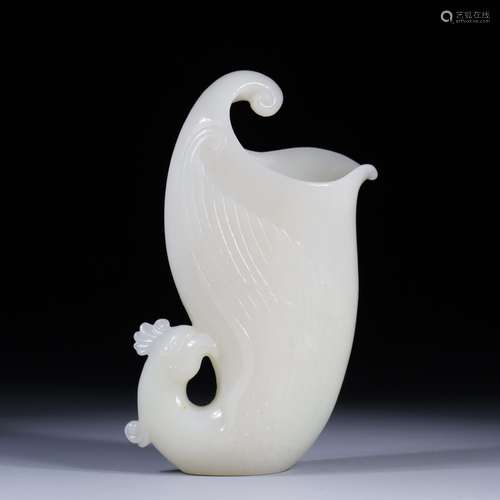 Hetian jade swan cup.High 13.8 cm, 7.2 cm wide. 4.4 cm thick...