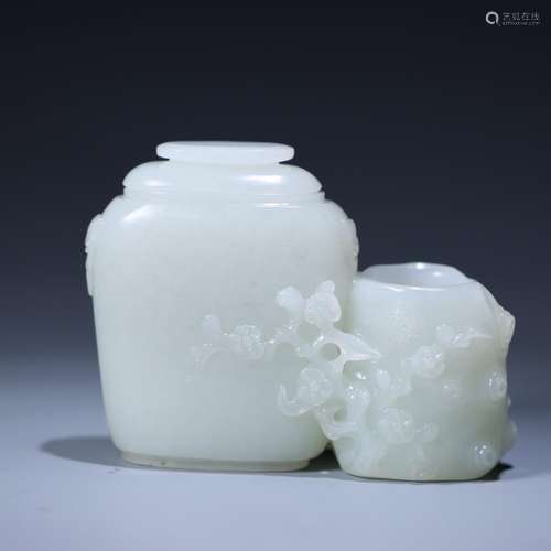 Beaming cover, hetian jade bottle.Size: 10 cm long, 7.5 cm h...