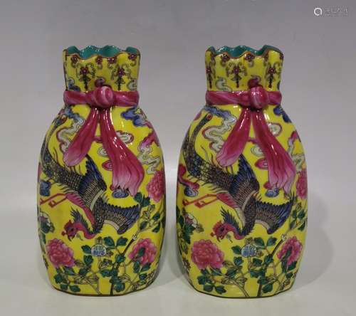 With yellow colored enamel chicken wear pattern baggage bott...