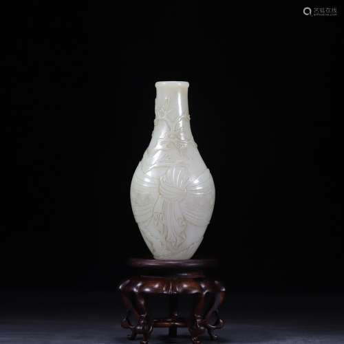 , hetian jade vase is 14.5 cm wide and 6.8 centimeters thick...