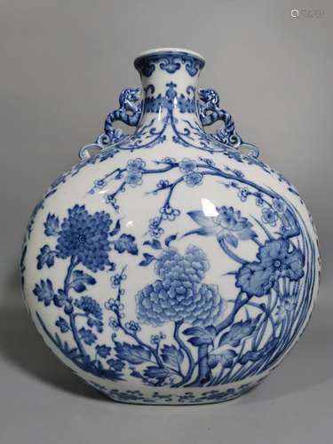 Blue and white flower on grain ruyi flat bottles