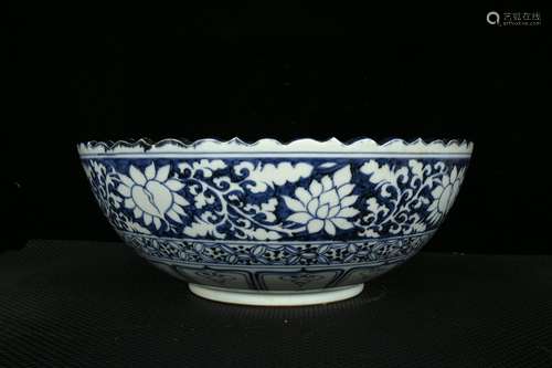 Blue and white youligong pinch flower put flowers under Xiao...