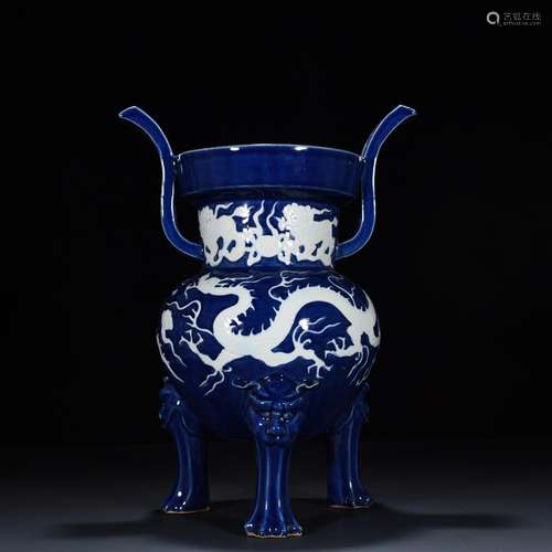 The blue glaze carved white dragon grain three-legged ears f...