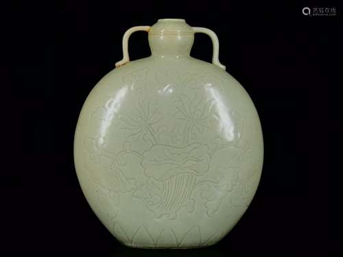 The kiln carved lotus pattern 25/20 flat bottles.658009988