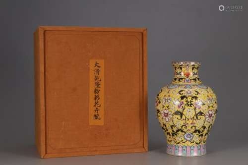 Pastel flower bottle (with a 溥伒 collection).24 abdominal d...