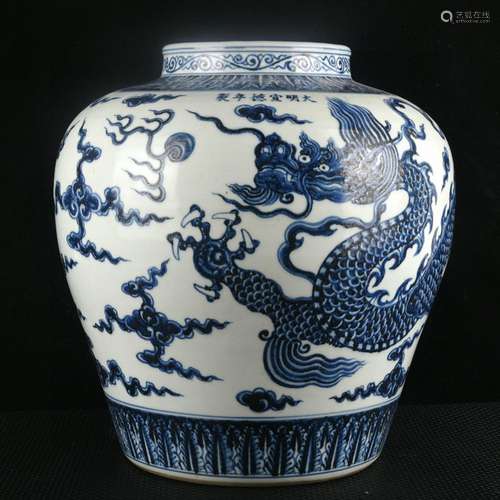 Blue and white YunLongWen tank33 cm high 32 cm in diameter