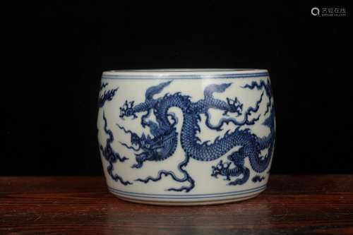 - blue and white YunLongWen cricket cans10.5 cm high, diamet...