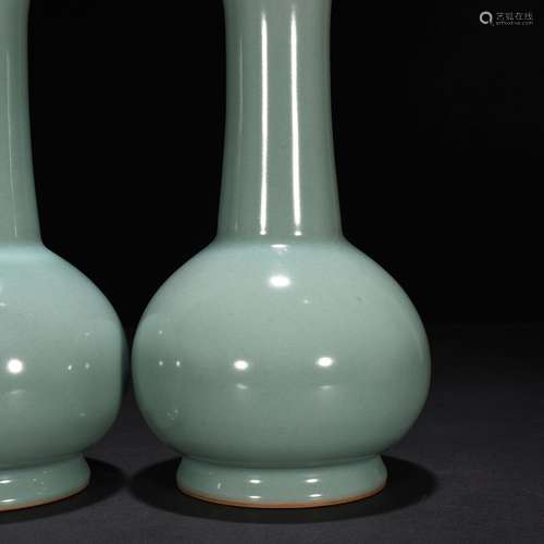 Longquan celadon powder green glazed flask 25 * 13 cm long