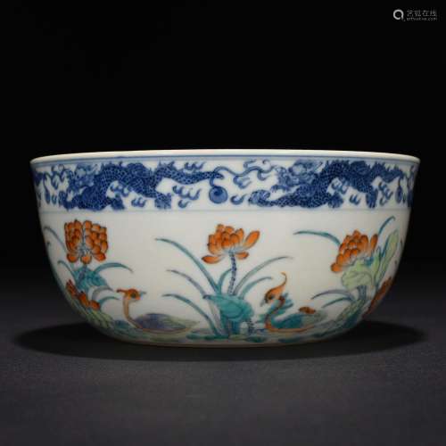 Blue and white color bucket lianchi yang lines lie the foot ...