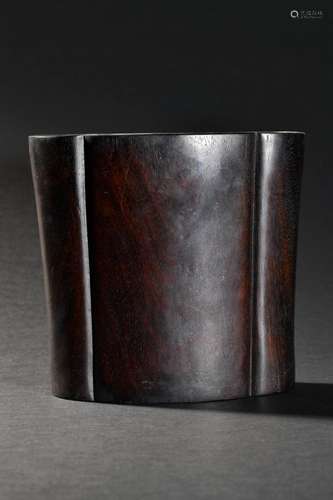 Rosewood hai form four pen container.Size: 18.3 11.4 19.5 cm...