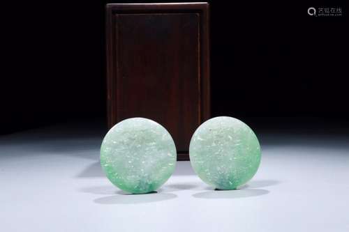 : emerald landscape card of a coupleSize: 5.7 cm in diameter...