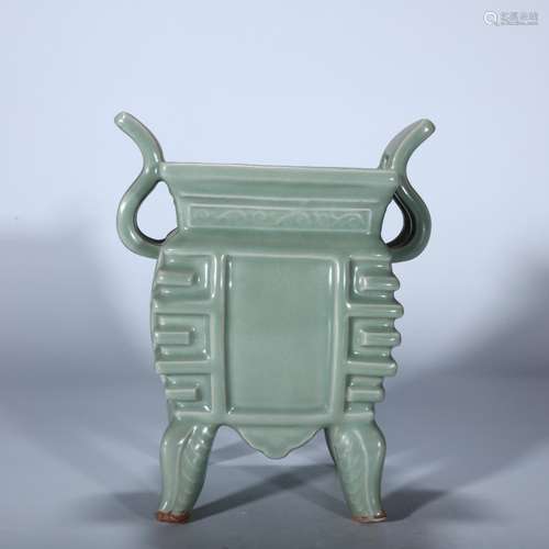 Longquan celadon four-legged tripod.Size is 23 19 cm wide