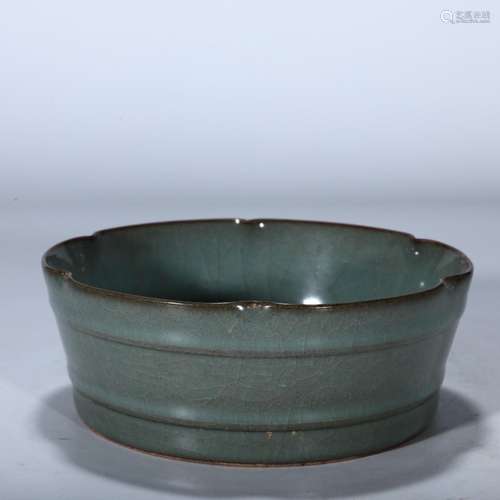 Kiln rotary green-splashed bowls.Size 5 15 cm wide