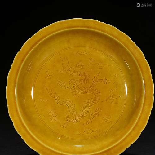 Hongzhi jiao yellow glaze carved dragon fold along the plate...