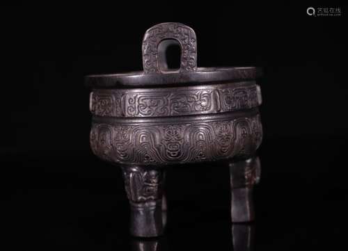 Red sandalwood incense burner with three legs.The diameter s...