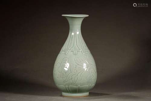 , longquan carved the vaseSize 24.5 x 12.5 cm