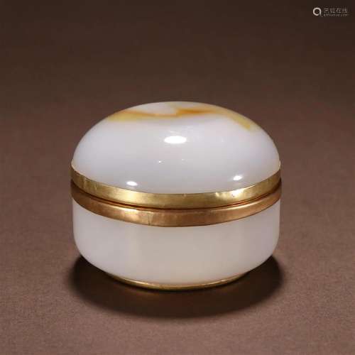 A Delicate Agate Inlaid Gilt-Silver Box