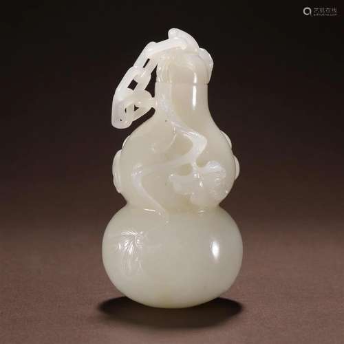 A Fine Carved Hetian Jade Gourd Ornament