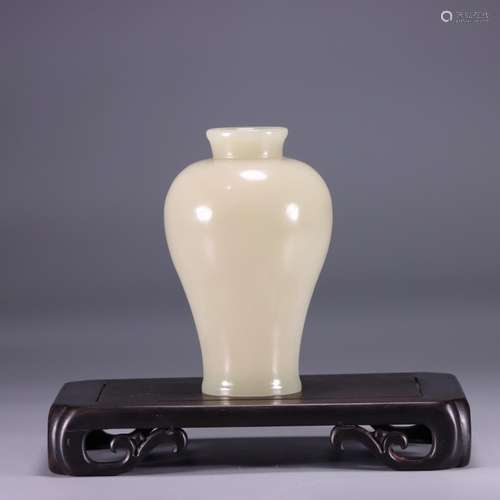 : hetian jade mei bottleSize: 12.6 cm high, 7.5 cm in diamet...