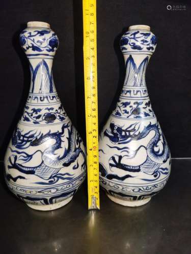 Blue and white dragon, hand-painted bottles of a pair of gar...