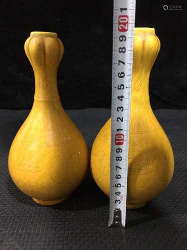 , chicken oil huang Yin carving longfeng bottles of a pair o...