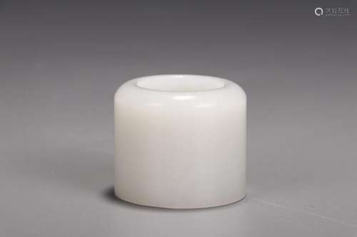 : hetian jade BanZhiThe inner diameter of 2.2 cm high 2.9 cm...