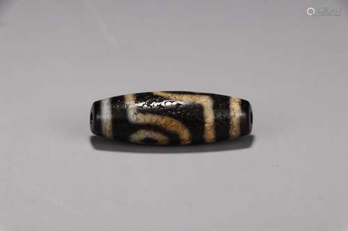 : agate beads in the second eye3.6 cm long, 1.2 cm in diamet...