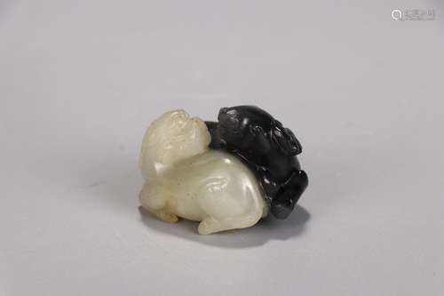 : hetian jade double beast to a black and white3.7 cm long, ...