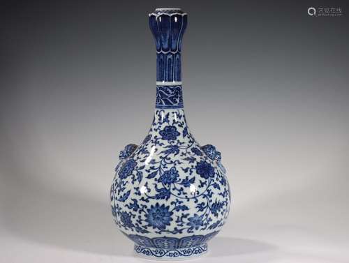 , blue and white vase with a lionSize, 34 x15cm