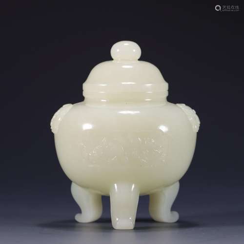 Hetian jade, tank5.6 cm high. 6.7 cm wide. Mouth diameter 4....