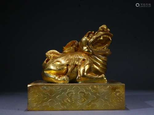 gold ancient animal printSize: 15.5 * 14.5 cm