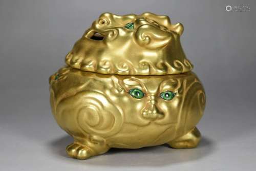 Sculpture porcelain kiln gold engraving on three sides beast...