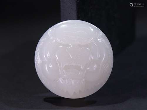 Hetian suet white jade beast belt buckle.Specification: 5.50...