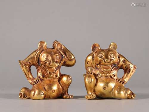 Copper and gold double bear furnishing articles of a coupleS...