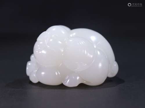 Hetian suet white jade pig jade pieces.Specification: 3.93 c...