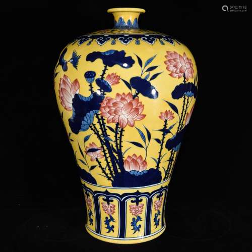 Blue and white lotus pattern plum powder enamel bottle, 42 x...