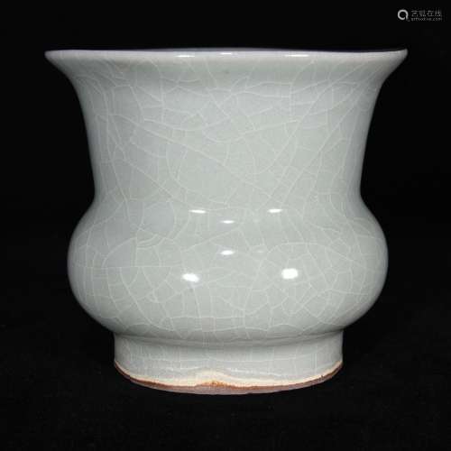 Longquan vase with flowers, 15.5 x 12 cm, on the new